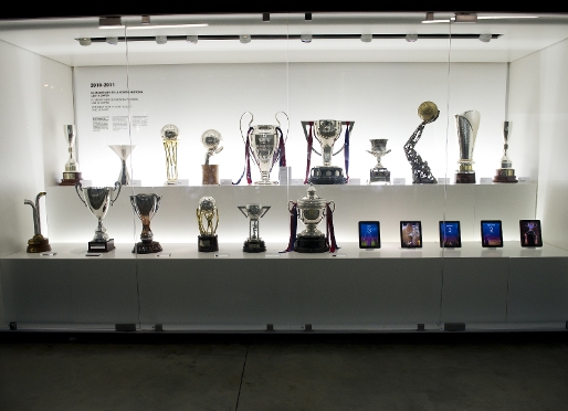 Les 16 copes del curs 2010/2011 al Museu del FC Barcelona. Foto: Alex Caparrs.