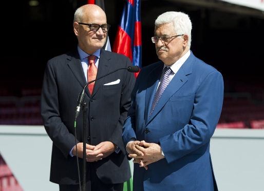 Carles Vilarrub y Mahmud Abbas, este jueves en el Camp Nou. Foto: lex Caparrs / FCB