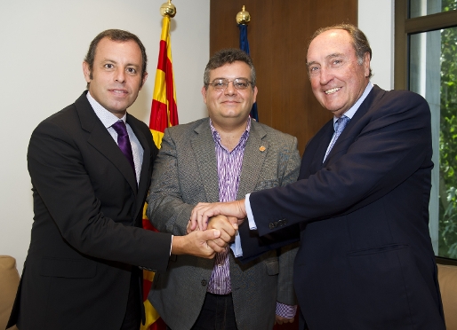 El presidente Sandro Rosell, el presidente del Fons Catal de Cooperaci, Teodoro Romero y el directivo responsable de la Fundacin, Ramon Pont. Foto: lex Caparrs (FCB).