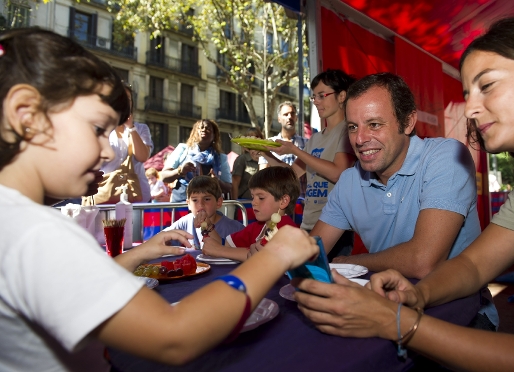 Sandro Rosell participando en los talleres de la Fundacin. Foto: lex Caparrs-FCB