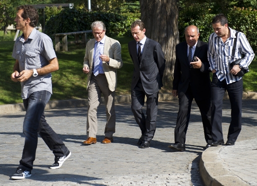 Ramon Alfonseda, Emilio Butragueo, Joaquim Hernndez y Jon Andoni Goicoetxea a la entrada del Tanatori de les Corts. Foto: Alex Caparrs.