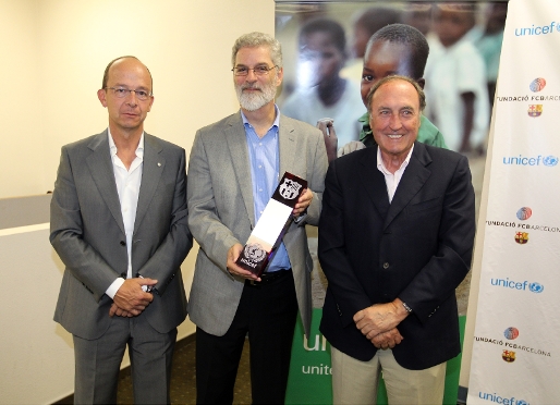 Jordi Cardoner, Lawrence Picard y Ramon POnt durante la entrega de un obsequio. Foto: Miguel Ruiz - FCB