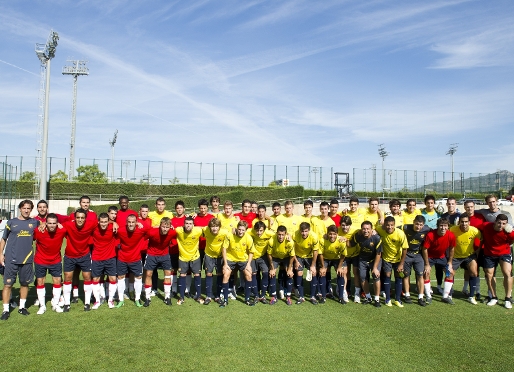 Els jugadors i tcnics del Bara B i l'Hospitalet fotografiant-se junts abans del partit. Foto: lex Caparrs