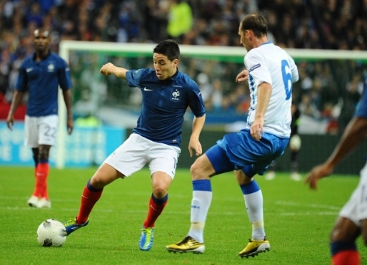 Nasri, autor del gol francs, amb Abidal al fons. Foto: www.lequipe.fr