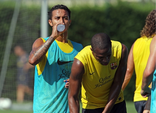Thiago, bebiendo agua durante la sesin. Fotos: Miguel Ruiz-FCB