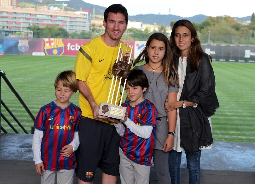 Leo Messi, junto a los hijos y la mujer de Aldo Rovira, tras recibir el premio como mejor jugador del Bara de la pasada temporada. Fotos: Miguel Ruiz - FCB