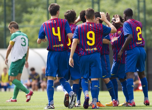 Els jugadors del Juvenil B han celebrat la victria contra el Cornell. Fotos: lex Caparrs/FCB