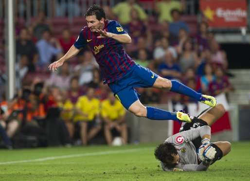 Messi marca su gol 101 frente el Villareal en el Camp Nou. Foto: lex Caparrs. FCB