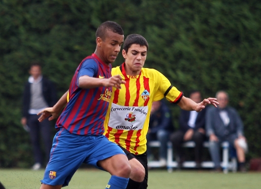 El migcampista del Cadet B Ayoub lluita amb un jugador del Sant Andreu. Fotos: Miguel Ruiz/FCB