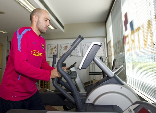 Javi Rodrguez trabajando en la bicicleta esttica. Fotos: lex Caparrs - FCB.