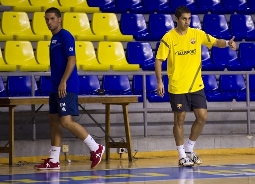Gabriel (a la foto amb l'exblaugrana Verdejo) ha tingut els seus primers minuts com a jugador del Bara Alusport. Fotos: lex Caparrs - FCB.