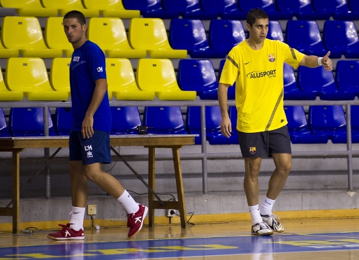 Gabriel (en la foto con el ex azulgrana Verdejo) tuvo sus primeros minutos como jugador del Bara Alusport. Fotos: lex Caparrs - FCB.