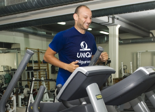 Daniel Saric es posa en forma al gimns del Palau. (Fotos: lex Caparrs - FCB)