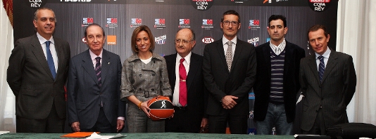 Jordi Mons con la Ministra de Defensa y los representantes de las instituciones que dan apoyo a la campaa. Foto: ACBMedia