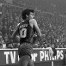 En un partido contra el Real Madrid (1981), Joan Creus con la pelota. (Fotos: Segu/Archivo FCB)