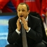 Ettore Messina dna instruccions als membres del seu equip.