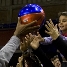 Morris, regalando un baln a la aficin. (Foto: lex Caparrs - FCB)