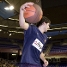 Ricky Rubio participant en el concurs de tirs al costat d'una aficionada. (Foto: lex Caparrs - FCB)
