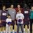 Les 'cheerleaders' i els jugadors del Regal Bara amb els guanyadors del concurs. (Foto: lex Caparrs - FCB)