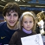 Ricky Rubio es fotografia amb dos joves seguidors. (Foto: lex Caparrs - FCB)