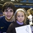 Ricky Rubio se fotografa con dos jvenes seguidores. (Foto: lex Caparrs - FCB)