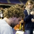 El capitn Roger Grimau firmando autgrafos. (Foto: lex Caparrs - FCB)