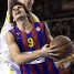 Ricky penetra tot i l'oposici rival. (Foto: lex Caparrs - FCB)