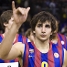 Ricky saluda l'afici al final del partit. (Foto: lex Caparrs - FCB)