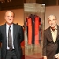 Carles Santacana, director del centro de documentacin del club, el vicepresidente Alfons Godall, Jordi Penas, director del Museu, y dos familiares de Pepe Rodrguez, con la camiseta.