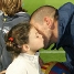 El porter fa un pet a una de les guanyadores ms petites. Fotos: Miguel Ruiz (FCB)