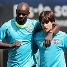 Thuram y Bojan se dan apoyo mtuo.