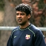 Frank Rijkaard entra en el campo de La Masia dispuesto a dirigir el entrenamiento.