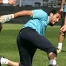Pinto intenta sacar el baln a Xavi.