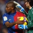 Eto'o abraza a Juan Rodrguez, portero accidental, despus de marcar de penalti.