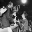 El Rey Juan Carlos I entrega la Copa del Rey a Johan Cruyff. Era 1978.