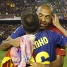 Abrazo entre Henry y Sylvinho despus de ganar la Copa del Rey en Mestalla.