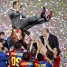 Guardiola, mantejat pels seus jugadors.
