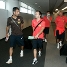 Guardiola e Iniesta dialogan en el aeropuerto norteamericano.