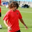 En primer plano, Puyol, haciendo uno de los ejercicios con baln.