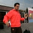 Xavi, saliendo del aeropuerto.