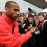 Henry, firmando autgrafos.