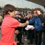 Bojan ha atendido a los aficionados que han esperado en el aeropuerto.
