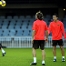 Busquets, Snchez y Pedro, en un rondo.