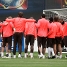 L'entrenament ha comenat amb un minut de silenci pel seguidor del Bara Cristbal, molt proper al primer equip i al planter.