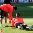 Tour Yaya, que el martes no se ejercit, y Alves, en un momento del entrenamiento.