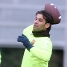 En la primera parte del entrenamiento el equipo se ha ejercitado con balones de rugby. (Foto: Miguel Ruiz - FCB)