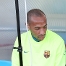 Henry observant l'ordinador amb el qual s'ha controlat el seu rendiment. Foto: Miguel Ruiz - FCB.