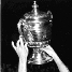 Segarra levanta la copa de campeones de Copa ante la presencia de Franco. Foto: Archivo FCB