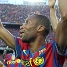 Keita, enmig de la rotllana de jugadors, celebrant la Lliga 2009/10. Foto: Arxiu FCB