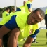 Thierry Henry se ata las botas antes de salir a entrenar.